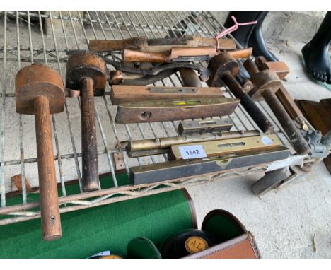 AN ASSORTMENT OF VINTAGE TOOLS TO INCLUDE WOOD PLANES, MORTICE GUAGES AND SPIRIT LEVELS ETC