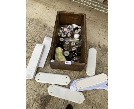 A LARGE ASSORTMENT OF DOOR FURNITURE TO INCLUDE CERAMIC KNOBS AND PUSH PLATES ETC