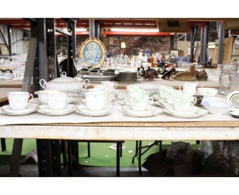 AN ASSORTMENT OR CERAMICS TO INCLUDE TEA CUPS AND SAUCERS, A SUGAR AND CREAMER, A LARGE BOWL ETC