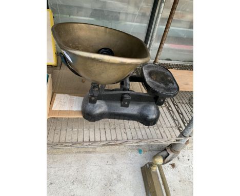 A SET OF VINTAGE BALANCE SCALES WITH BRASS PAN AND AN ASSORTMENT OF WEIGHTS