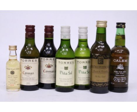 SEVEN MINIATURE BOTTLES TO INCLUDE A 1995 AND 1996 BOTTLE OF CORONAS TEMPRANILLO, A SCOTCH WHISKEY AND TWO BOTTLES OF VINA SO