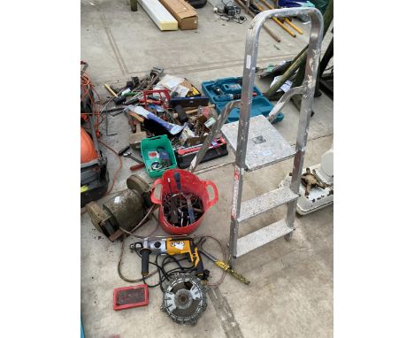 AN ASSORTMENT OF TOOLS TO INCLUDE A TWO RUNG STEP LADDER, A JCB ELECTRIC DRILL AND A BENCH GRINDER ETC