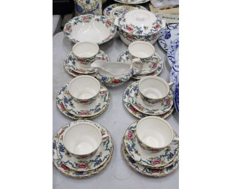 A QUANTITY OF ROYAL DOULTON 'FLORADORA' TEA AND DINNER WARE TO INCLUDE A SERVING TUREEN, SERVING BOWL, SAUCE BOAT, CUPS, SAUC