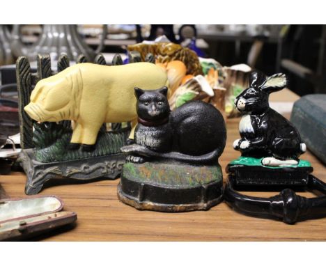 THREE HAND PAINTED CAST IRON ANIMAL ITEMS TO INCLUDE A DOOR KNOCKER, DOOR STOP AND LETTER RACK