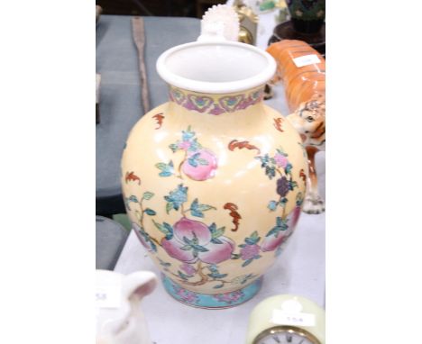 A JAPANESE STYLE CERAMIC VASE, HEIGHT 30CM