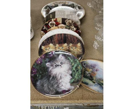A QUANTITY OF COLLECTOR'S PLATES TO INCLUDE FRANKLIN MINT CAT PLATES, BRADFORD EXCHANGE LAMP LIGHT BROOKE BY THOMAS KINKADE E