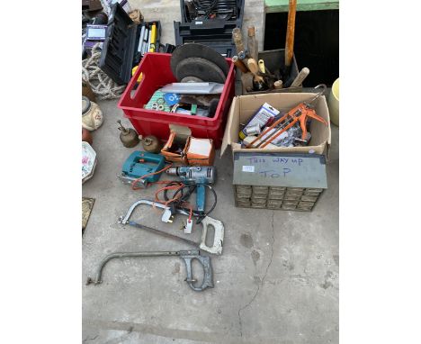 AN ASSORTMENT OF TOOLS TO INCLUDE AN ELECTRIC JIGSAW, A DRILL AND HACK SAWS ETC