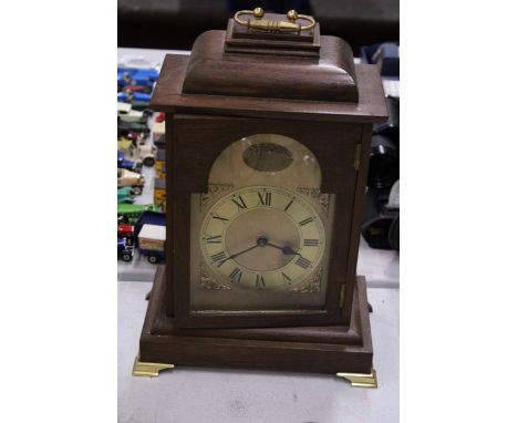 A MAHOGANY CASED 'TEMPUS FUGIT' MANTLE CLOCK WITH BATTERY OPERATED MECHANISM