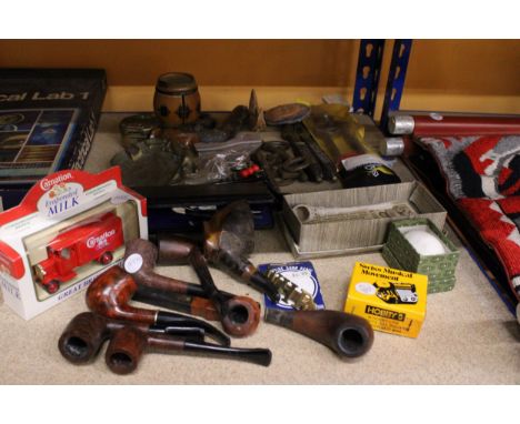 A COLLECTION OF VINTAGE ITEMS TO INCLUDE PIPES, A LIMIT WATCH, BRASS COMPASS, LARGE KEYS, TOOLS, ETC