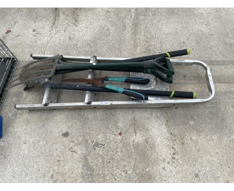 VARIOUS GARDEN HAND TOOLS AND A TWO RUNG STEP LADDER