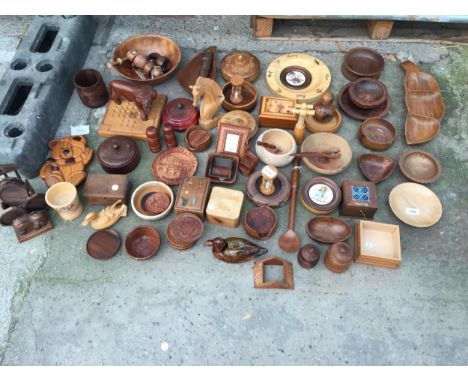 A LARGE QUANTITY OF TREEN ITEMS TO INCLUDE BOWLS, TRINKET BOXES AND ANIMAL FIGURES ETC
