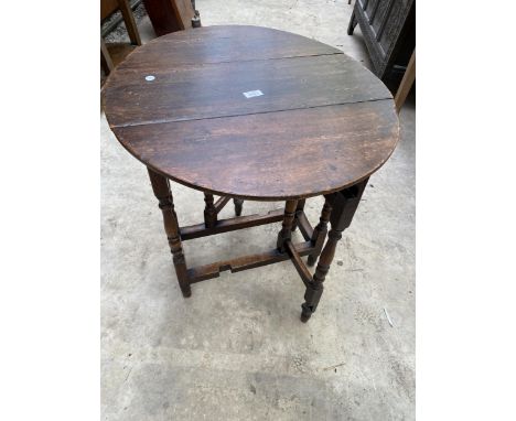 A GEORGE III OVAL OAK SMALL GATE LEG TABLE ON TURNED LEGS, 28" X 24" OPENED