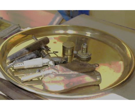 A QUANTITY OF ITEMS TO INCLUDE A LARGE COPPER TRAY, TWO POWDER FLASKS, SCALES, ETC