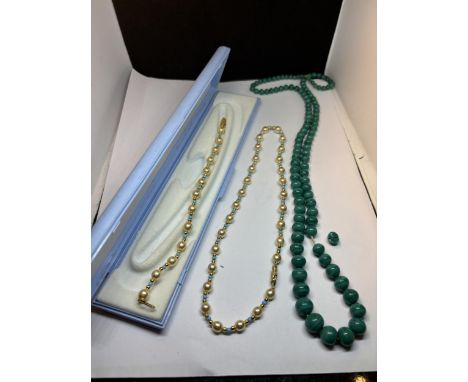A STRING OF PEARLS WITH BLUE AND YELLOW METAL BEADS AND A MATCHING BRACELET IN A PRESENTATION BOX AND A STRING OF POSSIBLY JA