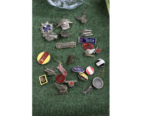 TWENTY FIVE MOTOR BIKE THEMED BADGES TO INCLUDE NORTON, HARLEY-DAVIDSON, HONDA, ETC
