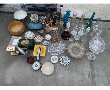 AN ASSORTMENT OF GLASS AND CERAMIC ITEMS TO INCLUDE TRINKET BOXES, BOWLS AND VASES ETC