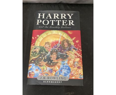 A FIRST EDITION HARRY POTTER AND THE DEATHLY HALLOWS HARDBACK BOOK WITH DUST COVER IN GOOD CONDITION