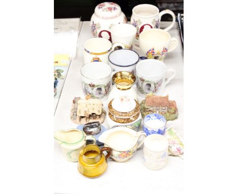 A QUANTITY OF CERAMICS TO INCLUDE COMMEMORATIVE ITEMS, COTTAGES, A WEDGWOOD TABLE LIGHTER, VINTAGE COPELAND BLUE AND WHITE CU