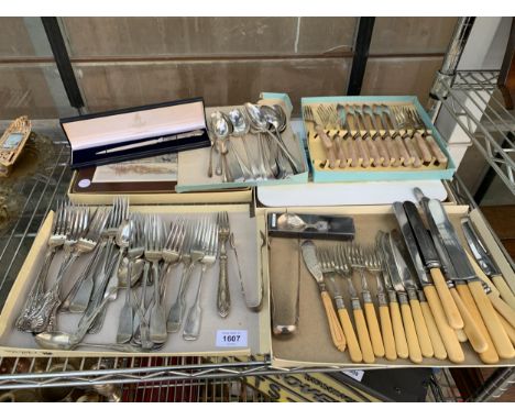 A LARGE QUANTITY OF FLATWARE TO INCLUDE A LETTER OPENER WITH HALLMARKED SILVER HANDLE ETC