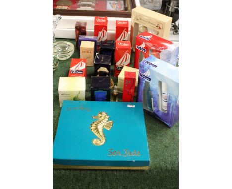 A COLLECTION OF BOXED AFTERSHAVE AND PERFUMES TO INCLUDE A YARDLEY 'SEA JADE' GIFT SET, OLD SPICE, GIORGIO BEVERLEY HILLS RED
