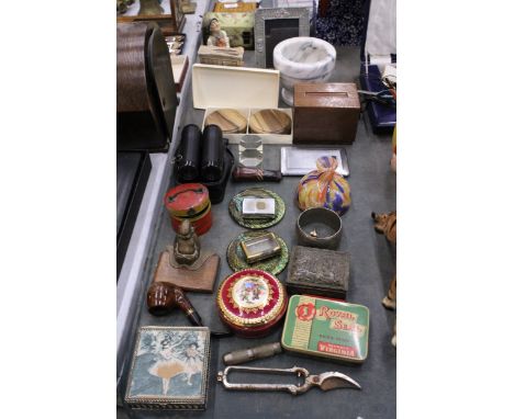 A QUANTITY OF ITEMS TO INCLUDE A VINTAGE CIGARETTE DISPENSER, TRINKET BOXES, BINOCULARS, A NATURECRAFT FIGURINE, COASTERS, PH