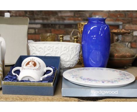 A BOXED WEDGWOOD CERAMIC PAN STAND, BOXED ROYAL DOULTON COMMEMORATIVE CUP, PLANTER AND VASE