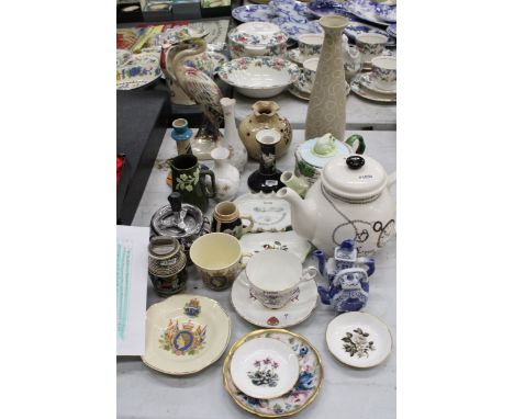 A QUANTITY OF VINTAGE CERAMICS TO INCLUDE A FIGURE OF A HERON, ROYAL COMMEMORATIVE WARE, TEAPOTS, VASES, A TABLE LIGHTER, PIN