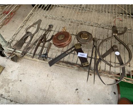 AN ASSORTMENT OF VINTAGE TOOLS TO INCLUDE TAPE MESSURES AND CALIPERS ETC