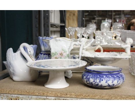 A MIXED LOT TO INCLUDE A STONEWARE CAKE STAND, SWAN PLANTER, MAJOLICA STYLE SOAP DISH FEATURING CHERUBS, ORIENTAL SYTLE VASES