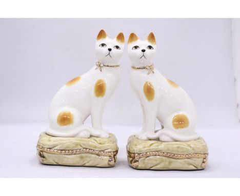 A PAIR OF VINTAGE LIBRASCO CERAMIC CAT BOOKENDS