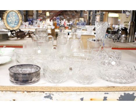 A LARGE ASSORTMENT OF GLASSWARE TO INCLUDE BOWLS, CUPS, JUGS ETC