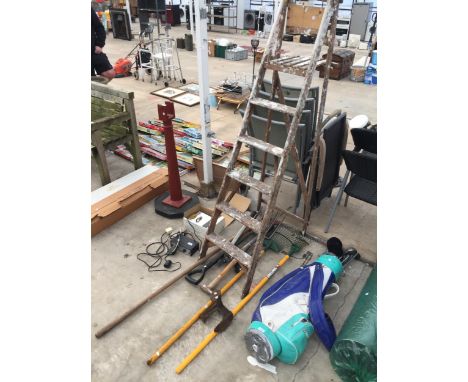 AN ASSORTMENT OF GARDEN TOOLS TO INCLUDE A WOODEN STEP LADDER, RAKES AND FORKS ETC