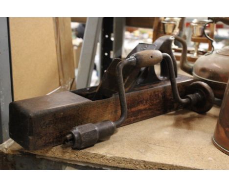 TWO VINTAGE TOOLS TO INCLUDE A LARGE WOODEN PLANE AND A BRACE DRILL