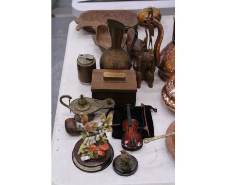 A MIXED LOT TO INCLUDE WOODEN FIGURES, A FISH BOWL, MINIATURE VIOLIN, BRASS ALADINS LAMP, FIGURINES, A VINTAGE TABLE LIGHTER,