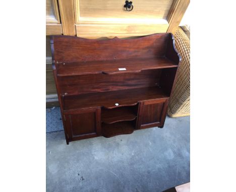 AN EDWARDIAN MAHOGANY WALL SHELF UNIT ENCLOSING TWO CUPBOARDS, 28" WIDE