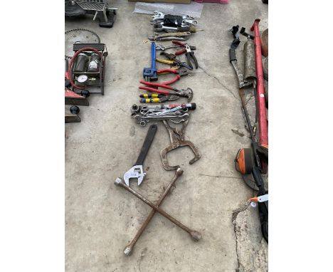 AN ASSORTMENT OF TOOLS TO INCLUDE SPANNERS, STILSENS AND ADJUSTABLE SPANNERS ETC