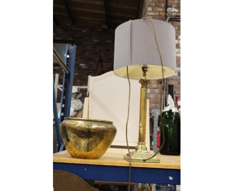 A BRASS TABLE LAMP WITH A COLUMN BASE PLUS A VINTAGE BRASS BOWL