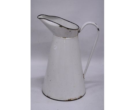 A LARGE VINTAGE ENAMEL JUG, HEIGHT 36CM