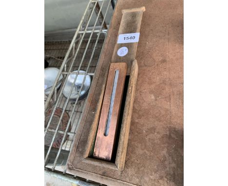 A VINTAGE COPPER RUSSELL (SI) LTD THERMOMETER WITH WOODEN CASE