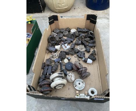 AN ASSORTMENT OF BAKELITE LIGHT SWITCHES AND PLUGS AND VINTAGE CERAMIC INSULATORS