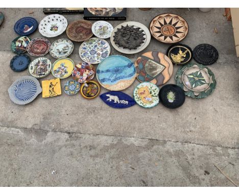 A LARGE ASSORTMENT OF VARIOUS DECORATIVE CERAMIC PLATES
