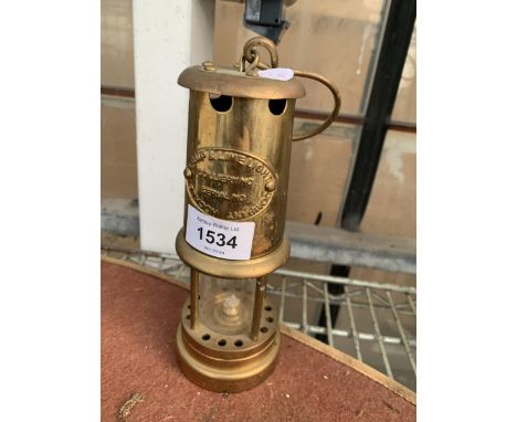 A SMALL VINTAGE BRASS MINERS LAMP BEARING THE NAME LAMP &amp; LIME LIGHT COMPANY HOCKLEY