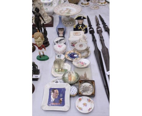 A QUANTITY OF CERAMIC ITEMS TO INCLUDE A LORD NELSON JUG, TRINKET BOXES, PIN TRAYS, A FOOTED CAKE STAND WITH CHERUB DESIGN, P