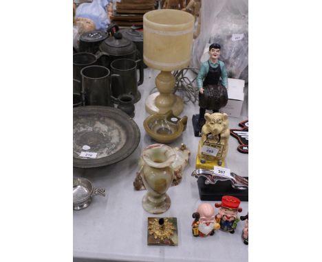 A COLLECTION OF ONYX  ITEMS TO INCLUDE A TABLE LAMP, PEN STAND, VASE AND BOWLS