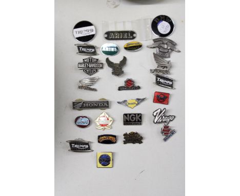TWENTY FIVE MOTORBIKE THEMED BADGES TO INCLUDE HARLEY-DAVIDSON, TRIUMPH, HONDA, ETC