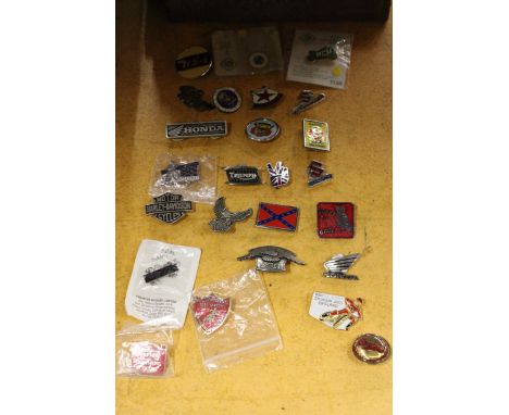 TWENTY FIVE MOTOR BIKE RELATED PIN BADGES TO INCLUDE HARLEY-DAVIDSON, TRIUMPH, SPEEDWAY, ETC