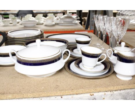 A QUANTITY OF NORITAKE DINNER WARE TO INCLUDE SERVING DISHES, SERVING PLATES, DINNER PLATES, CUPS, SAUCERS, SIDE PLATES, CREA