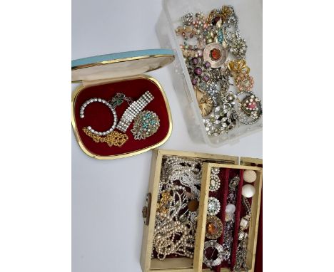 A collection of vintage costume jewellery to include Scottish plaid brooch, brooches, bracelets and necklaces. 