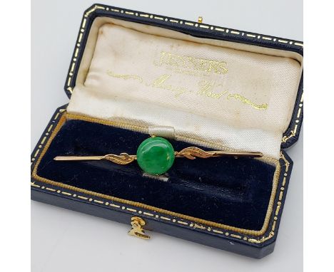 A Chinese gold export and jade brooch. [2.51grams] 