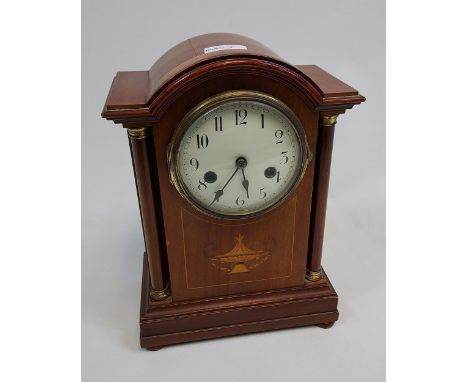 An Edwardian cased mantel clock. 